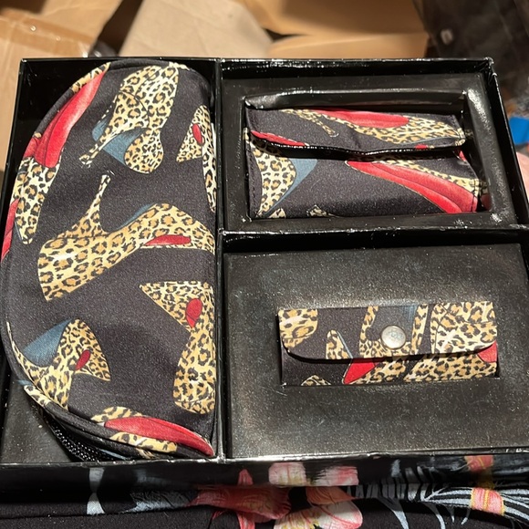 Stunning Trio by Nicole Miller, in original box. - Picture 2 of 7